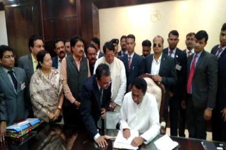 सीएम कमलनाथ की प्रमुख सचिवों से वन-टू-वन,बोले- खर्च कम करो सीएम कमलनाथ की प्रमुख सचिवों से वन-टू-वन,बोले- खर्च कम करो
