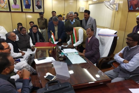 विक्सल कोंगाड़ी ने ली शपथ