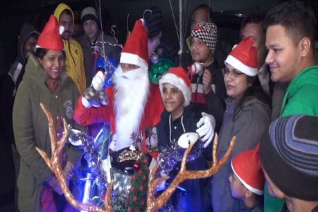 जमशेदपुर: सांता क्लॉज बन पप्पू सरदार ने शहर की सड़कों पर बांटे उपहार
