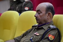 Photos: CM योगी की पाठशाला में सोते नजर आए पुलिस के आला अधिकारी