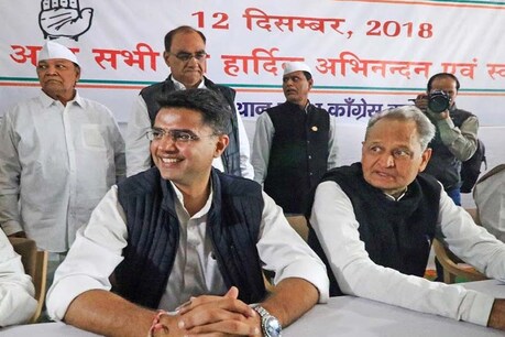 कांग्रेस ने पेश किया सरकार बनाने का दावा, मुख्यमंत्री का ऐलान राहुल के भरोसे कांग्रेस ने पेश किया सरकार बनाने का दावा, मुख्यमंत्री का ऐलान राहुल के भरोसे