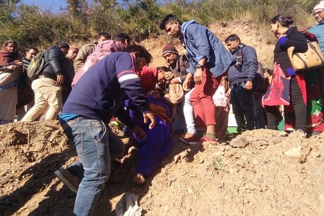 कोटद्वार: स्कूल वाहन खाई में गिरने से एक बच्ची की मौत, 14 बच्चे घायल कोटद्वार: स्कूल वाहन खाई में गिरने से एक बच्ची की मौत, 14 बच्चे घायल