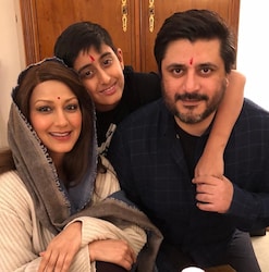  सोनाली के इस मुश्किल दौर में उनका परिवार बहुत मजबूती के साथ उनके लिए खड़ा दिखा. अपने परिवार के प्यार और सहयोग को सोनाली से भावुक सोनाली ने कई बार सोशल मीडिया पर अपनी भावनाएं जाहिर कीं.