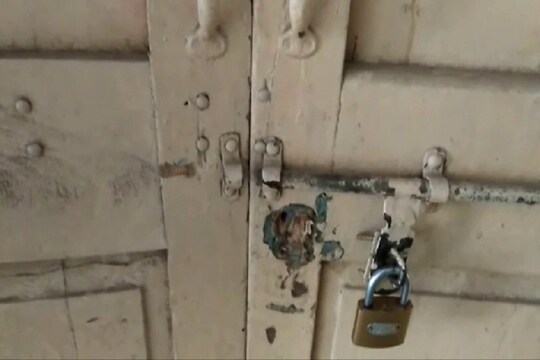 चोरों ने बिजली घर का ताला तोड़ दिया