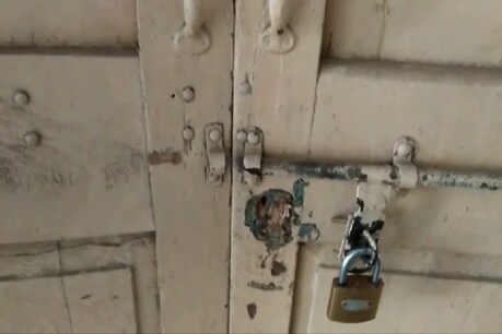 बिजली घर का ताला तोड़ तिजोरी में रखे लाखों रुपये चुरा ले गए चोर बिजली घर का ताला तोड़ तिजोरी में रखे लाखों रुपये चुरा ले गए चोर