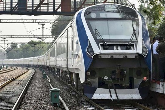 सौ करोड़ रुपये की आधुनिक डिजाइन वाली ट्रेन का जब संचालन शुरू होगा तो यह देश की सबसे तेज गति वाली ट्रेन बन जाएगी.