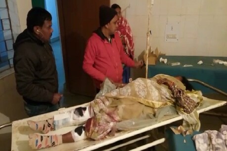 दुर्घटना में घायल महिला का उपचार होता हुआ