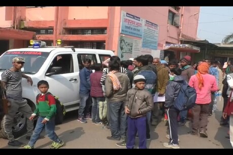 घटनास्थल पर जमा भीड़