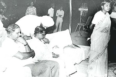  कांशीराम ने 14 अप्रैल 1984 को बहुजन समाज पार्टी की नींव रखी. मायावती भी स्कूल टीचर की नौकरी छोड़ बीएसपी में शामिल हो गईं. कांशीराम ने सबसे पहला दांव पंजाब में चलाया और उसके बाद उन्होंने उत्तर प्रदेश में कदम रखा, क्योंकि वह समझ चुके थे कि उत्तर प्रदेश में एसटी/एससी प्रत्याशियों की संख्या ज्यादा है और फिर उन्होंने उत्तर प्रदेश में बीएसपी की राजनीतिक जमीन तैयार की. हांलाकि पार्टी गठन के पांच सालों में पार्टी का धीरे-धीरे वोट बैंक तो बढ़ा, लेकिन कोई खासी सफलता नहीं मिली.