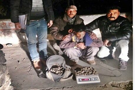 पुलिस गिरफ्त में आरोपी.