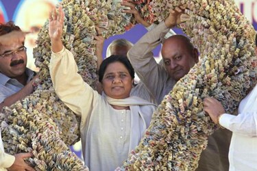 चार बार उत्तर प्रदेश की मुख्यमंत्री रहीं मायावती आज 63वां जन्मदिन मनाएंगी.  मायावतीका जन्मदिन उनकी पार्टी 'जन कल्याणकारी दिवस' के तौर पर मनाती है. मीडिया रिपोर्ट्स के मुताबिक मायावती का जन्मदिन पहले लखनऊ पार्टी कार्यालय में मनाया जाएगा फिर मायावती दिल्ली जाएंगी जहां सहयोगी दलों के नेता भी मौजूद रह सकते हैं.  बसपा सुप्रीमो मायावती का जन्मदिन पार्टी कार्यकर्ताओं के लिए उत्सव की तरह होता है तो वहीं उनके करोड़ों के माला पहनने की विपक्षी दल आलोचना भी करते हैं. कई बार देखा गया है कि मायावती को जन्मदिन के मौके पर कार्यकर्ता करोड़ों के नोटों की माला गूंथकर पहनाते हैं.