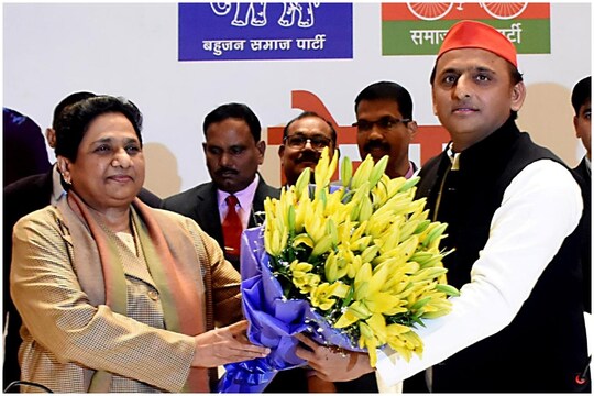 मायावती के साथ अखिलेश यादव (PTI)