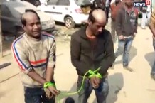 PHOTOS: बैट्री चुराने के आरोप में भीड़ ने पहले जमकर पीटा, फिर सिर मुंडवाकर भरे बाजार में घुमाया