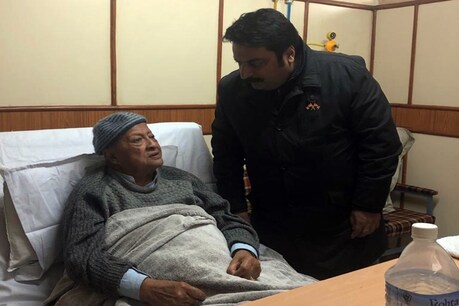 आईजीएमसी शिमला में भर्ती वीरभद्र सिंह.