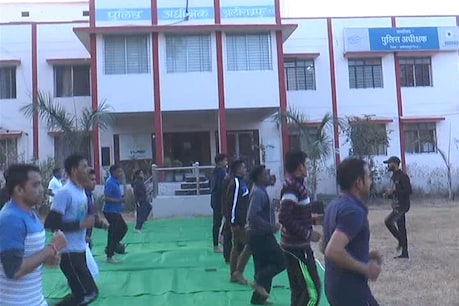 तनाव से दूर रखने के लिए अलीराजपुर की पुलिस को सिखाया जा रहा है योग तनाव से दूर रखने के लिए अलीराजपुर की पुलिस को सिखाया जा रहा है योग