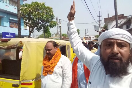 महागठबंधन प्रत्याशी गले में माला डाले हुए जनसंपर्क करते.