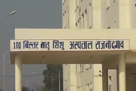 जिला अस्पताल में तीन महिलाओं के गर्भ में बच्चों की मौत, परिजनों ने किया हंगामा जिला अस्पताल में तीन महिलाओं के गर्भ में बच्चों की मौत, परिजनों ने किया हंगामा