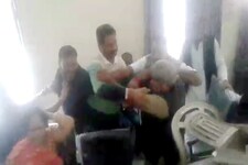 सिरोही: आपस में उलझे बीजेपी पार्षद, कुर्सी से हमले का VIDEO वायरल