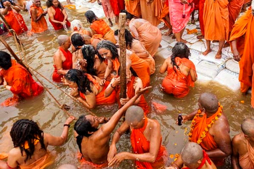 The attire of naga womem sadhu and whats their routine - जानिए कैसे रहती हैं महिला नागा साधू और कैसे तप के कठिन रास्ते पर चलती हैं – News18 हिंदी