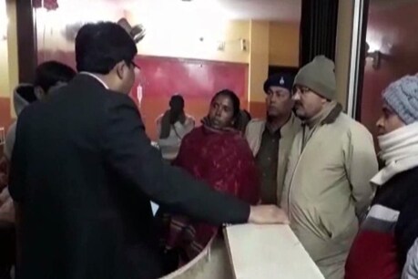 मरीज की जिंदगी के साथ डॉक्टर ने किया खिलवाड़, ऑपरेशन कर खुला छोड़ दिया पेट मरीज की जिंदगी के साथ डॉक्टर ने किया खिलवाड़, ऑपरेशन कर खुला छोड़ दिया पेट