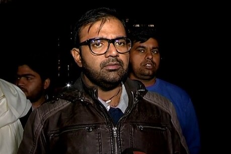 पुलवामा में शहीदों की संख्या पर इनेलो नेता ने उठाए सवाल, बोले- 40 नहीं, 72 जवान हुए शहीद पुलवामा में शहीदों की संख्या पर इनेलो नेता ने उठाए सवाल, बोले- 40 नहीं, 72 जवान हुए शहीद