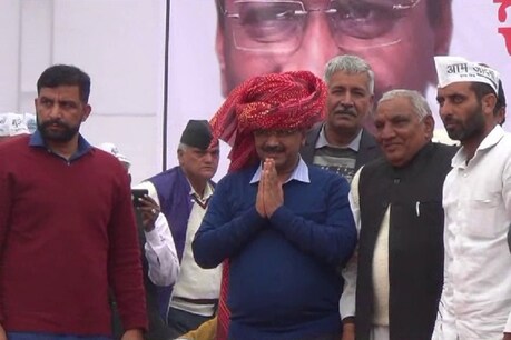 शहीद जवान रविंद्र चाहर के परिजनों को केजरवील ने दी एक करोड़ रुपए की सम्मान राशि शहीद जवान रविंद्र चाहर के परिजनों को केजरवील ने दी एक करोड़ रुपए की सम्मान राशि