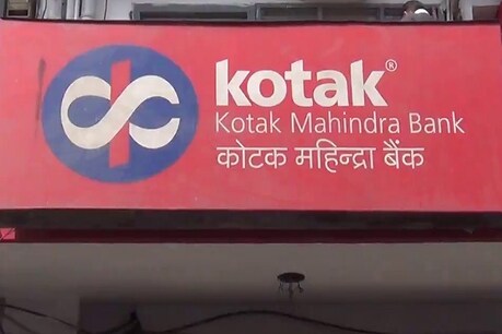 रोहतक: कोटक महिंद्रा बैंक में 8 लाख रुपये की लूट, CCTV में कैद हुए लुटेरे रोहतक: कोटक महिंद्रा बैंक में 8 लाख रुपये की लूट, CCTV में कैद हुए लुटेरे