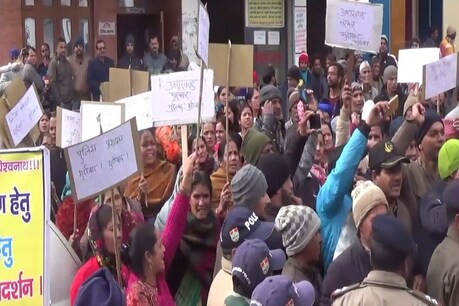 कूड़ा फेंके जाने के विरोध में ग्रामीणों ने किया प्रशासन व नगरपालिका के खिलाफ प्रदर्शन कूड़ा फेंके जाने के विरोध में ग्रामीणों ने किया प्रशासन व नगरपालिका के खिलाफ प्रदर्शन