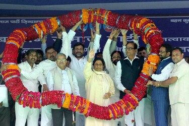  मायावती का जन्म 15 जनवरी 1956 में दिल्ली के लेडी हार्डिंस अस्पताल में हुआ था. उनके पिता प्रभु दास पोस्ट ऑफिस में क्लर्क और मां रामरती गृहणी थीं. मायावती के छह भाई और दो बहनें हैं. दिल्ली के इंद्रपुरी इलाके में मकान के दो छोटे कमरों में उनका पूरा परिवार रहता था. और यहीं खेलते-कुदते मायावती का बचपन गुजरा. मायावती की मां भले ही अनपढ़ थीं, लेकिन अपने बच्चों की उच्च शिक्षा देना चाहती थीं.