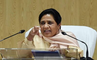  यूपी की 4 बार मुख्यमंत्री रह चुकी मायावती बनना तो आईएएस चाहती थीं, लेकिन परिस्थितियों ने उन्हें पहले नेता बनाया फिर मुख्यमंत्री. आगामी लोकसभा चुनावों के मद्देनजर उत्तर प्रदेश में समाजवादी पार्टी के साथ गठबंधन भी चर्चा में हैं. आइए जानते हैं मायावती के राजनीतिक सफर के बारे में, कैसे एक प्रशासनिक सेवा में जाने की चाह रखने वाली लड़की उत्तर प्रदेश जैसे बड़े राज्य की नेता बनी और एसटी/एससी समुदाय के बीच खुद को सबसे बड़े हिमायती के रूप में स्थापित किया.