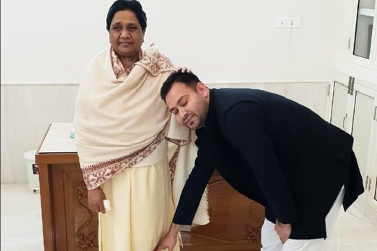 मायावती से पैर छूकर आशीर्वाद लेते तेजस्वी यादव
