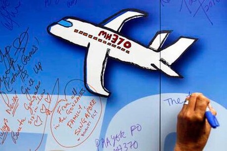 MH370 के लिए संदेश लिखते लोग (फाइल फोटो)