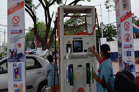 रविवार को राजधानी दिल्ली में पेट्रोल के दाम 49 पैसे प्रति लीटर, जबकि डीजल की कीमतों में 59 पैसे प्रति लीटर का इजाफा हुआ है.