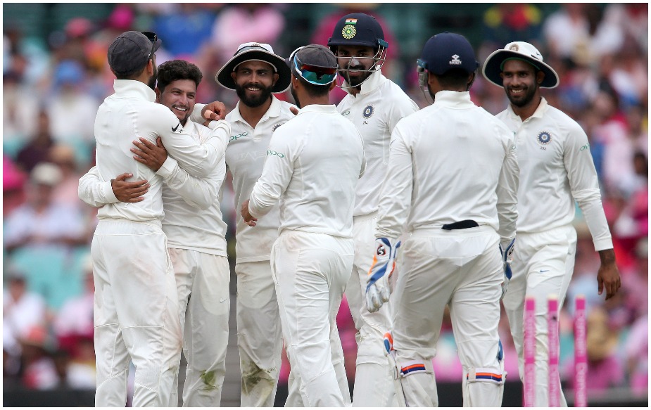  कुलदीप से पहले अनिल कुंबले ने चार, बिशन सिंह बेदी और भगवत चंद्रशेखर ने तीन-तीन, इरापल्‍ली प्रसन्‍ना ने दो और शिवलाल यादव ने एक बार ऑस्‍ट्रेलिया में पांच विकेट लेने का कारनामा किया है. यह 14वां मौका है जब किसी भारतीय स्पिनर ने 5 विकेट लिए हैं.