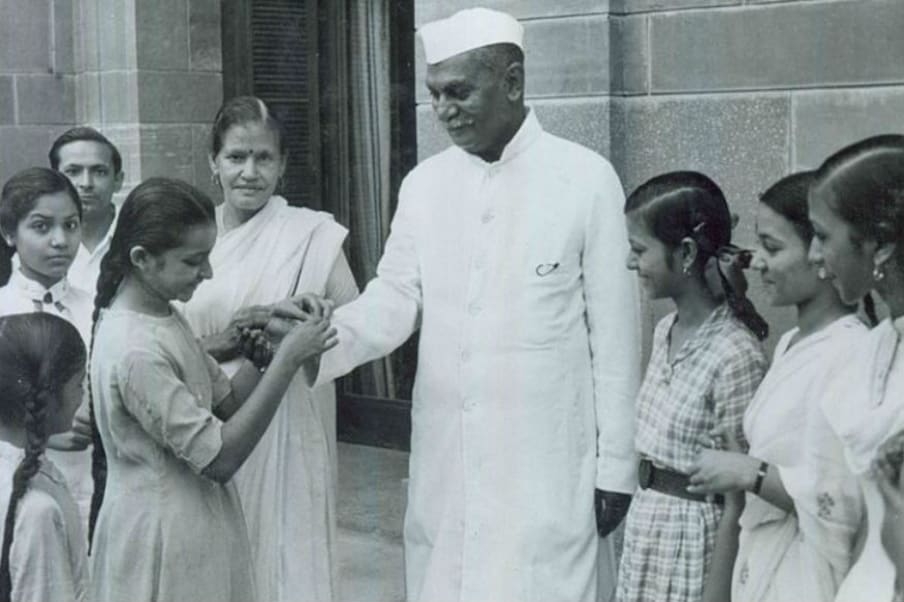  राजेंद्र प्रसाद ने कई मिसालें देश के सामने रखी थीं. उन्हें राष्ट्रपति के रूप में जितना वेतन मिलता था, उसका आधा वो राष्ट्रीय कोष में दान कर देते थे. वे 1952 और 1957 में लगातार 2 बार चुने गए, और यह उपलब्धि हासिल करने वाले भारत इकलौते राष्ट्रपति बने.