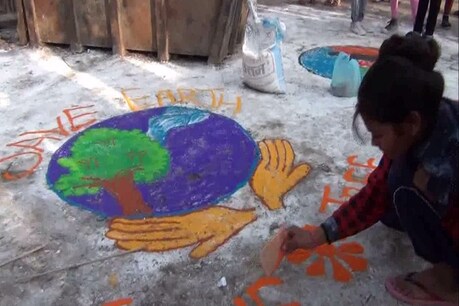 कुड़ेदान के पास रंगोली बनाकर लोगों को स्वच्छता के प्रति जागरूक कर रहा है ऋषिकेश नगर निगम
