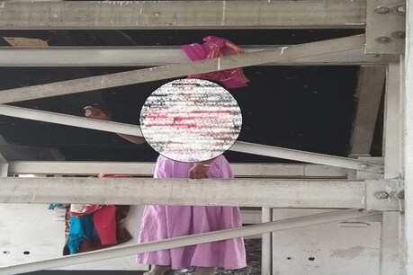 धनबाद: स्टेशन के फुटओवरब्रिज के नीचे फंदा लगाकर महिला ने दी जान धनबाद: स्टेशन के फुटओवरब्रिज के नीचे फंदा लगाकर महिला ने दी जान