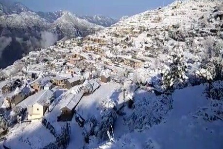 बर्फबारी रुकने बाद भी नहीं खत्म हुई दुश्वारियां, बनी हुई है बिजली और पानी की समस्याएं बर्फबारी रुकने बाद भी नहीं खत्म हुई दुश्वारियां, बनी हुई है बिजली और पानी की समस्याएं