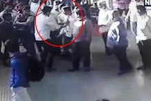 CCTV VIDEO: जेब से फोन निकालते हुए पकड़ा गया चोर, पैसेंजर ने की जमकर धुलाई