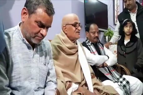 पूर्व विधायक स्वर्गीय दीनानाथ पांडे को श्रद्धांजलि देने उनके घर पहुंचे सीएम पूर्व विधायक स्वर्गीय दीनानाथ पांडे को श्रद्धांजलि देने उनके घर पहुंचे सीएम