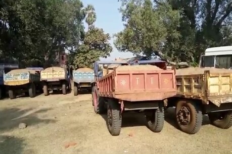 थाने में जब्त किए बालू भरे ट्रैक्टर