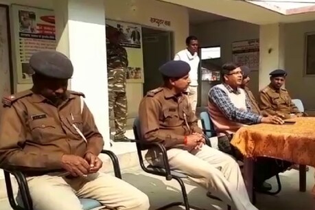 व्यवसायियों, मंदिर संचालकों व बैंक प्रबंधकों के साथ बैठक करती पुलिस