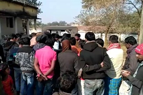 दुर्घटना में दो लोगों की मौत के बाद पोस्टमार्टम गृह पर शव पहुंचने पर जमा परिवार के लोग