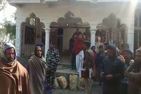चोरी की सूचना के बाद मंदिर पर पहुंची पुलिस