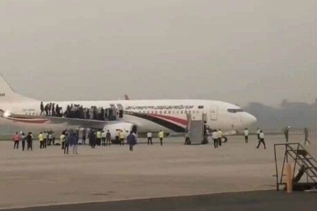 घटना के बाद विमान से बाहर निकलते लोग