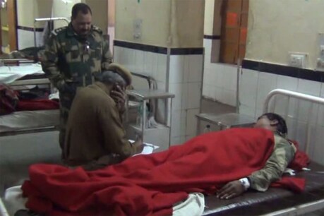 अस्पताल में घायल जवान से पूछताछ करती पुलिस। फोटो : न्यूज 18 राजस्थान ।
