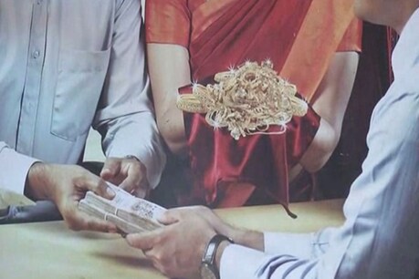 ICICI धोखाधड़ी मामला : नकली सोना असली निकला, अब बैंक प्रबंधन पर होगी कार्रवाई ICICI धोखाधड़ी मामला : नकली सोना असली निकला, अब बैंक प्रबंधन पर होगी कार्रवाई