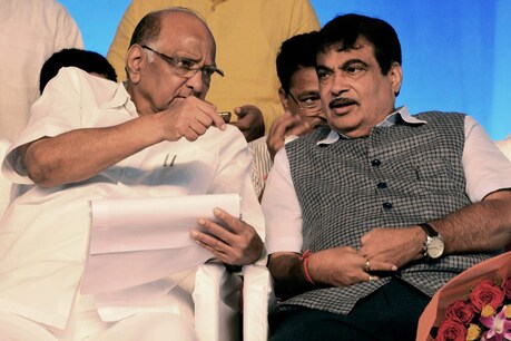 नितिन गडकरी से बातचीत करते शरद पवार (PTI फाइल फोटो)