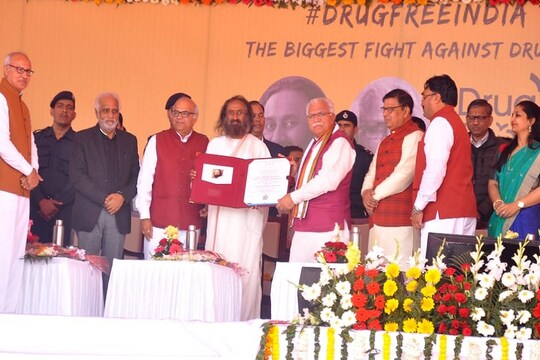 आर्ट ऑफ लिविंग संस्था द्वारा आयोजित ड्रग-फ्री इंडिया अभियान कार्यक्रम में श्री श्री रवि शंकर को डीएससी की मानद उपाधि से सम्मानित करते सीएम मनोहर लाल खट्टर 