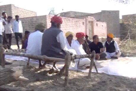 भारत-पाक सीमा से सटे बाड़मेर जिले के एक गांव में चौपाल.
